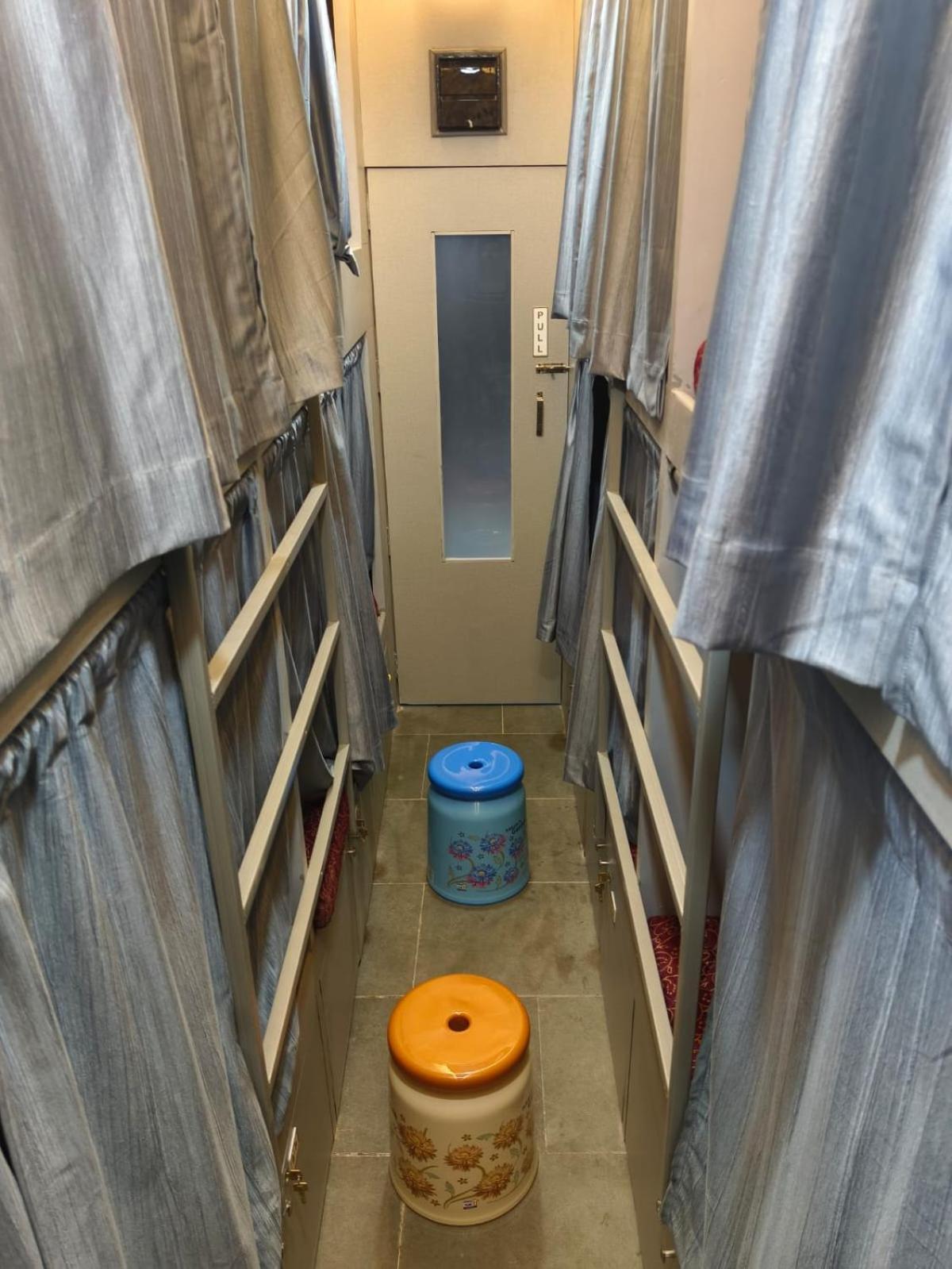 Rest Inn Hostel Dormitory 뭄바이 외부 사진