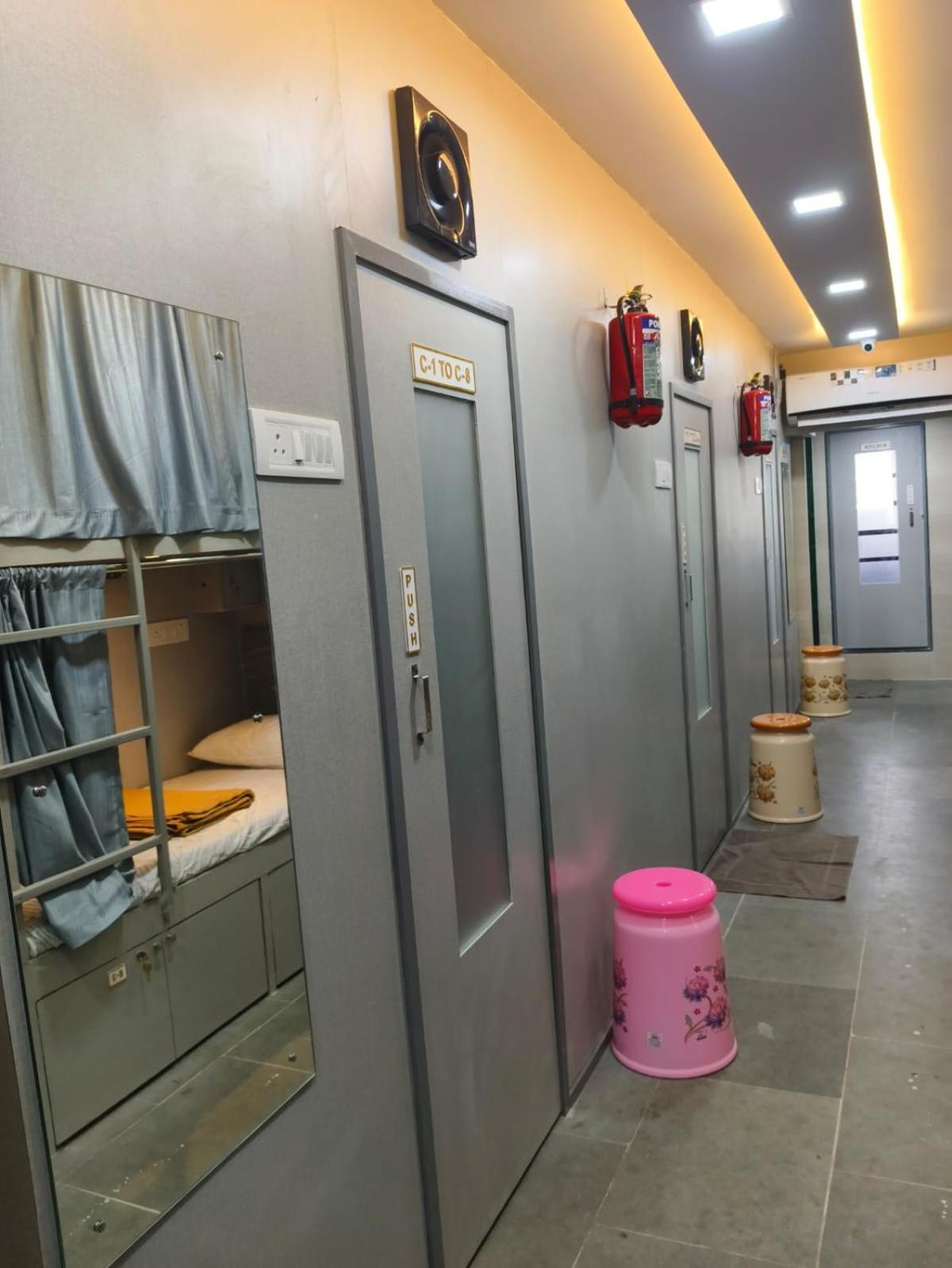 Rest Inn Hostel Dormitory 뭄바이 외부 사진